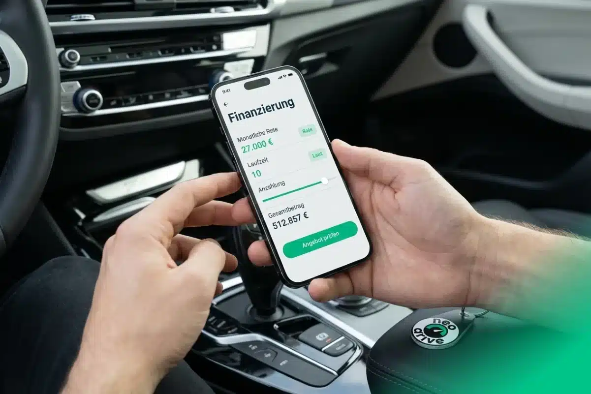 Führerschein Finanzierung auf Handy in Fahrschulauto